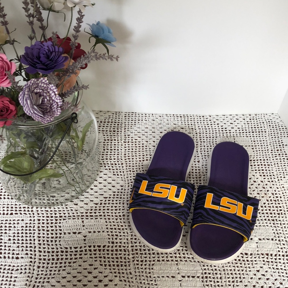 Nike slides.  Size 6 barely worn.
